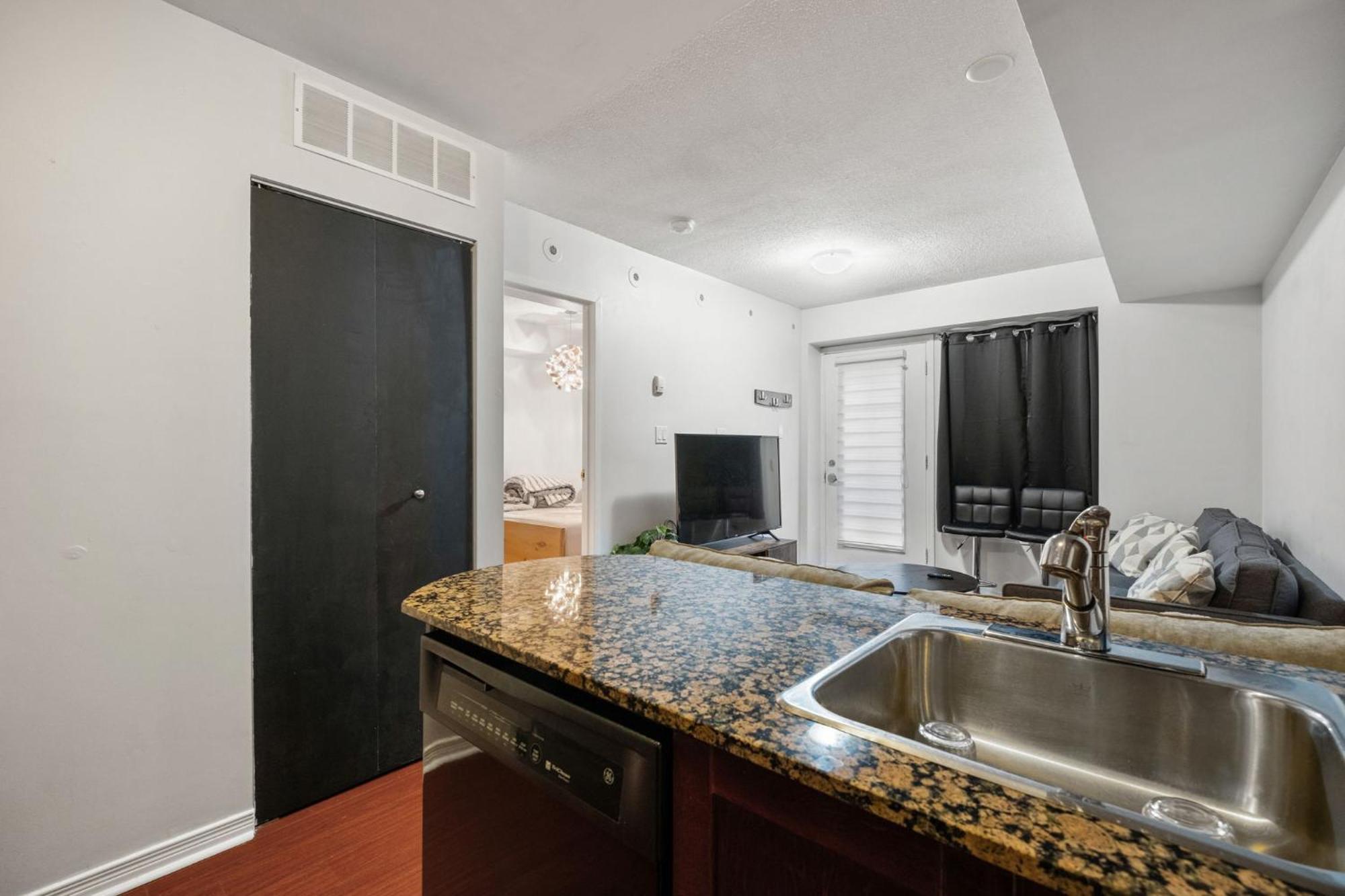 Liberty Village Townhouse Toronto Exterior photo